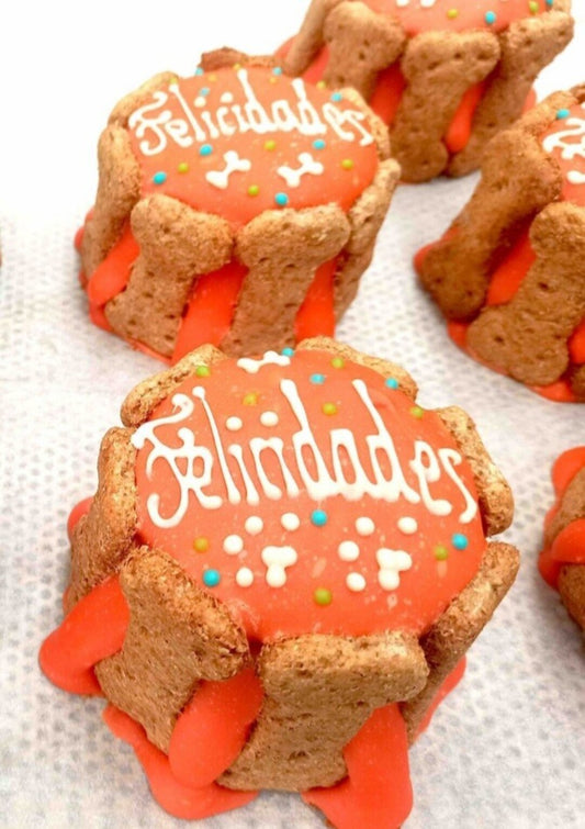 Tarta de cumpleaños para perros con huesitos